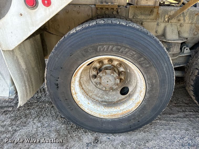 image for item DN0772 2003 International  5500i ready mix truck