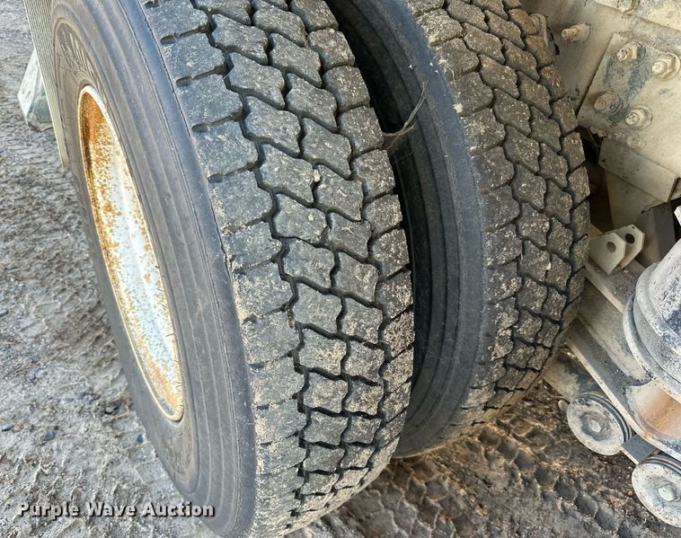 image for item DN0772 2003 International  5500i ready mix truck