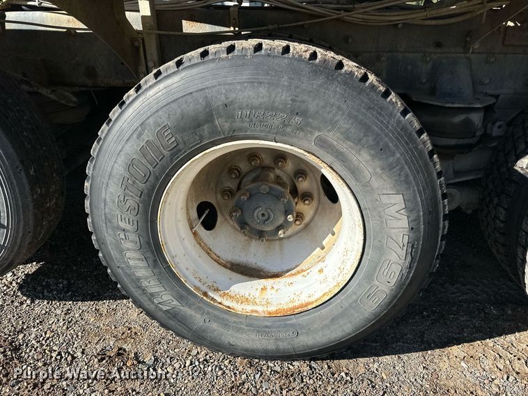 image for item DN0772 2003 International  5500i ready mix truck