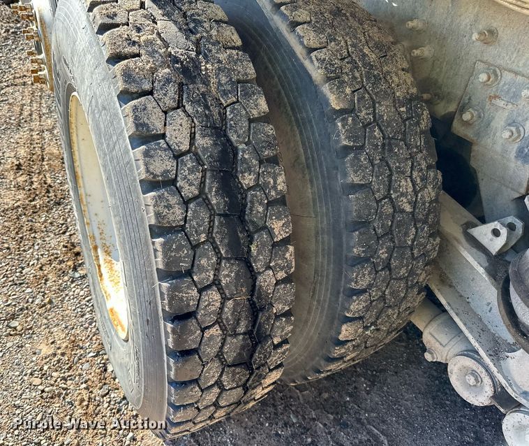 image for item DN0772 2003 International  5500i ready mix truck