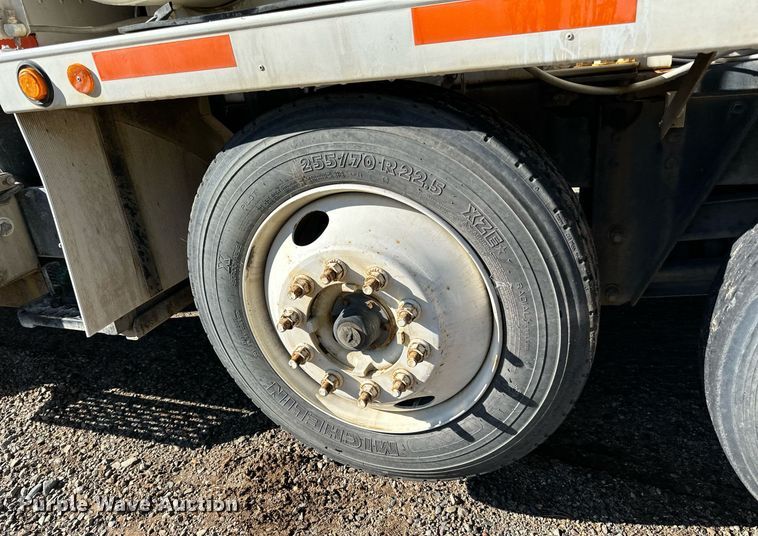 image for item DN0772 2003 International  5500i ready mix truck