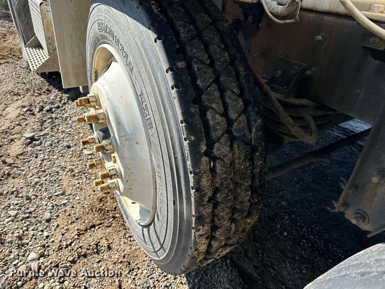 image for item DN0772 2003 International  5500i ready mix truck