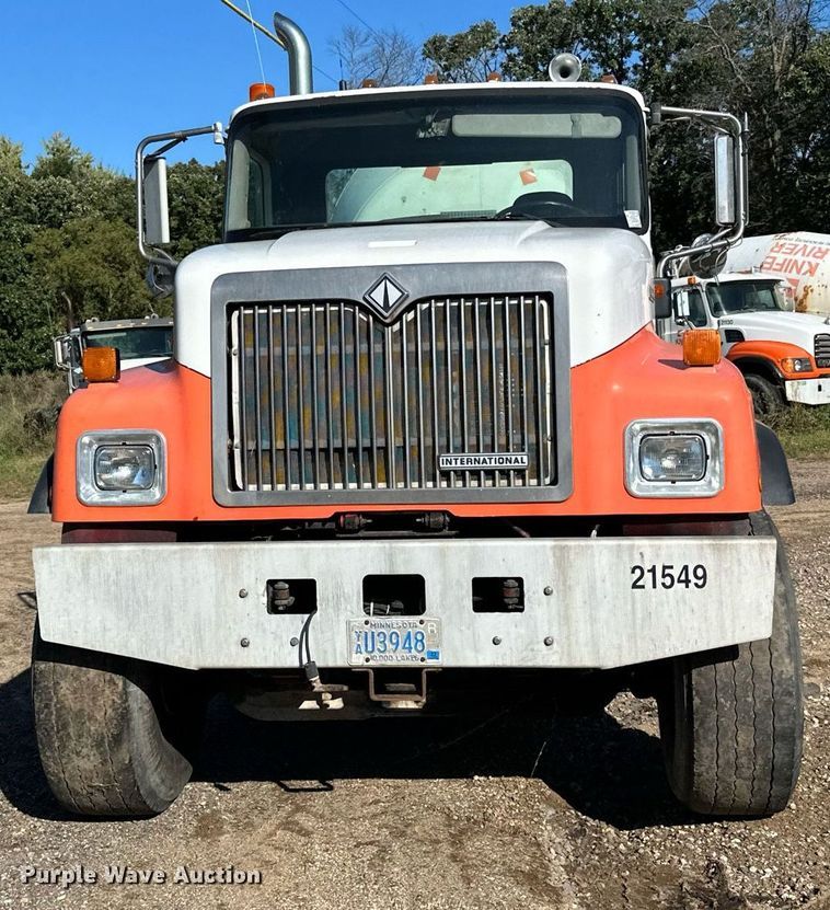image for item DN0773 2000 International  5500i ready mix truck
