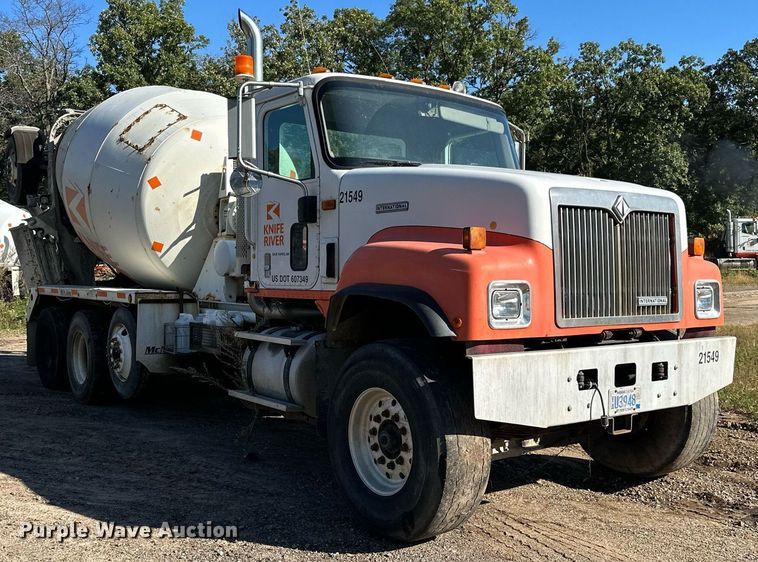 image for item DN0773 2000 International  5500i ready mix truck