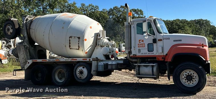 image for item DN0773 2000 International  5500i ready mix truck