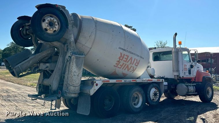 image for item DN0773 2000 International  5500i ready mix truck