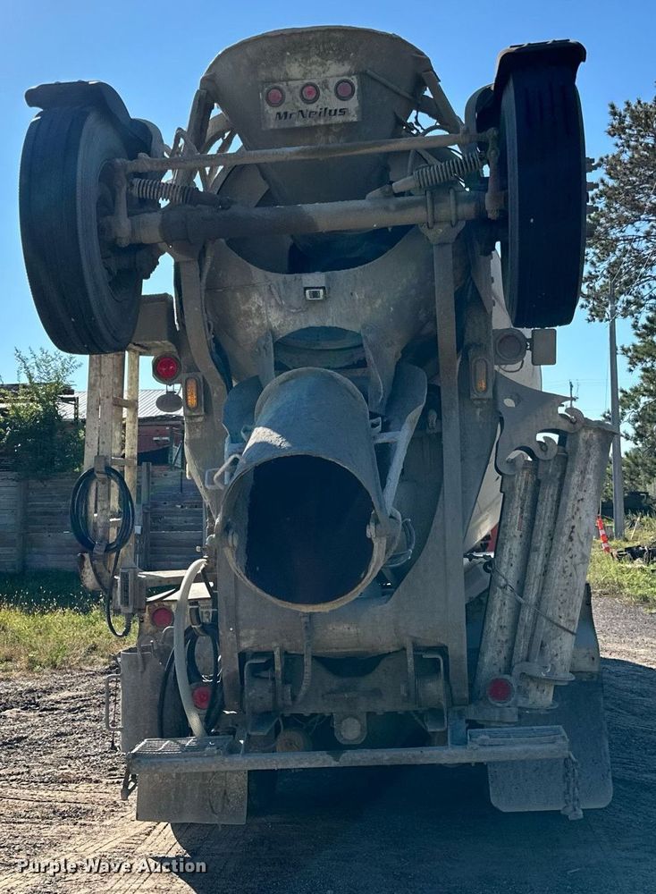 image for item DN0773 2000 International  5500i ready mix truck