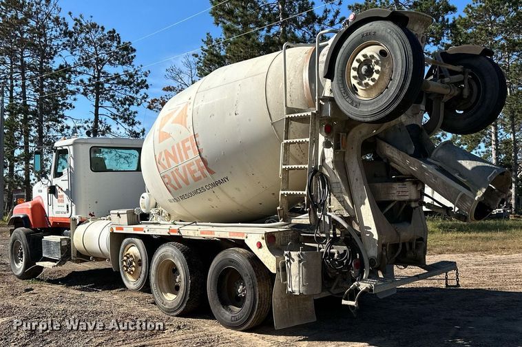 image for item DN0773 2000 International  5500i ready mix truck