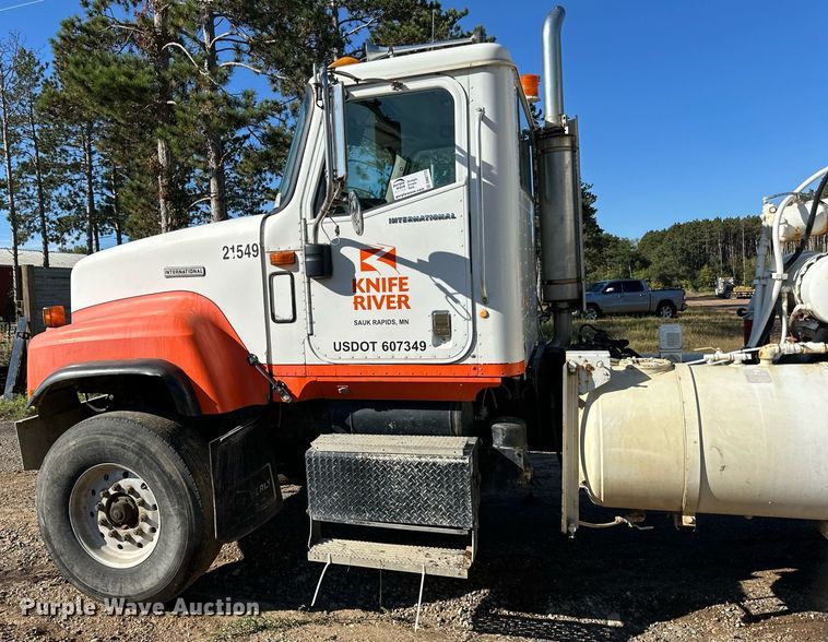 image for item DN0773 2000 International  5500i ready mix truck