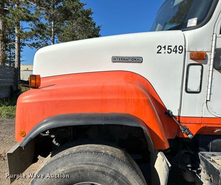 image for item DN0773 2000 International  5500i ready mix truck