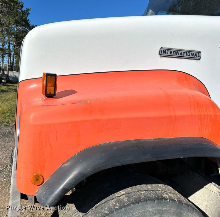 image for item DN0773 2000 International  5500i ready mix truck