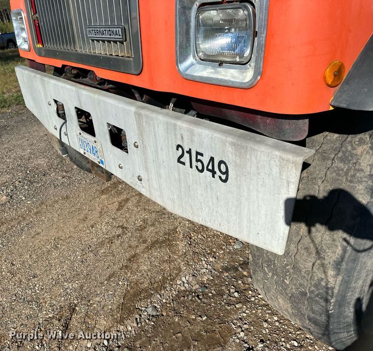 image for item DN0773 2000 International  5500i ready mix truck