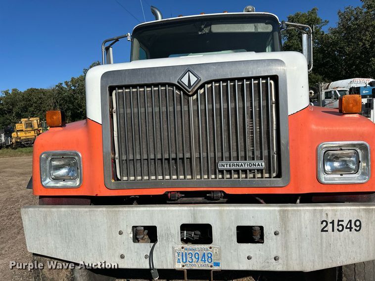 image for item DN0773 2000 International  5500i ready mix truck