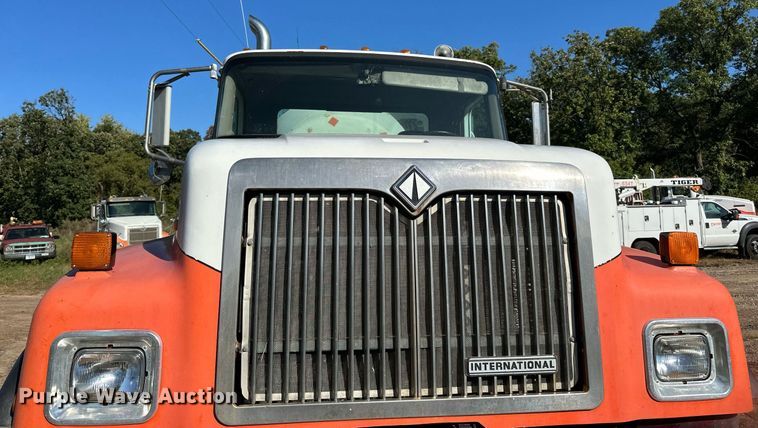 image for item DN0773 2000 International  5500i ready mix truck