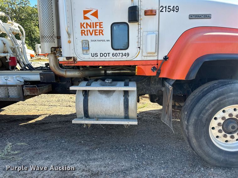 image for item DN0773 2000 International  5500i ready mix truck