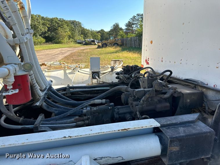 image for item DN0773 2000 International  5500i ready mix truck