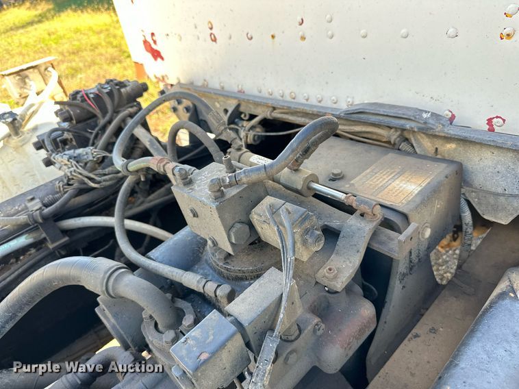 image for item DN0773 2000 International  5500i ready mix truck