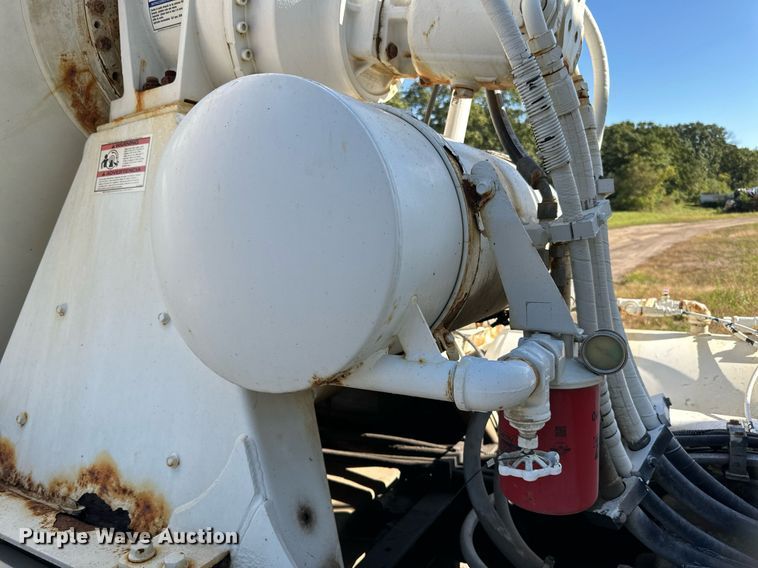 image for item DN0773 2000 International  5500i ready mix truck