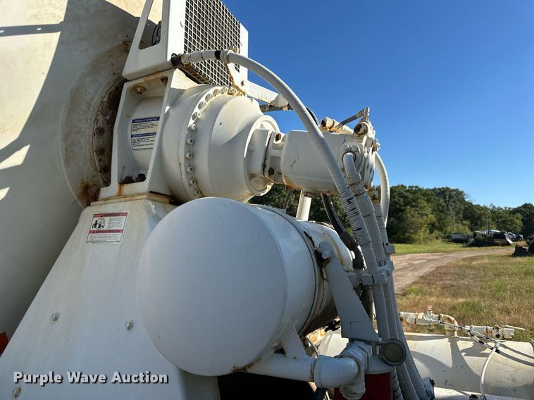 image for item DN0773 2000 International  5500i ready mix truck