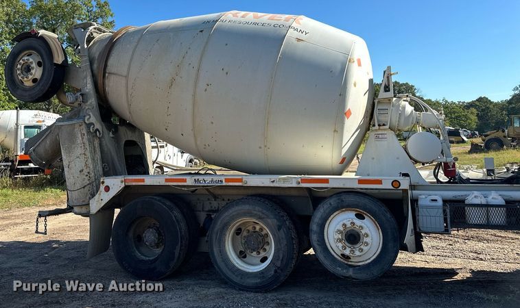 image for item DN0773 2000 International  5500i ready mix truck