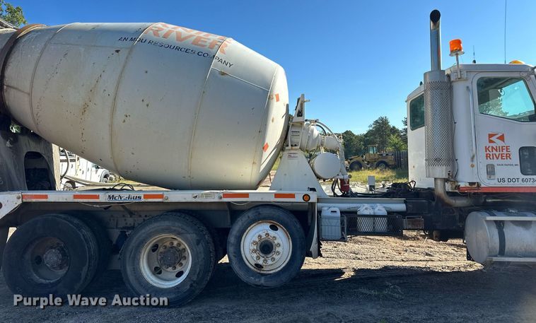 image for item DN0773 2000 International  5500i ready mix truck