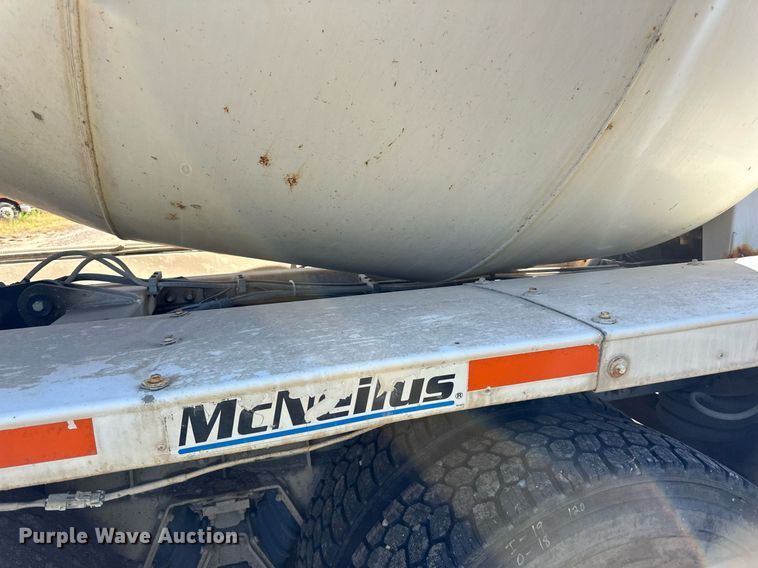 image for item DN0773 2000 International  5500i ready mix truck