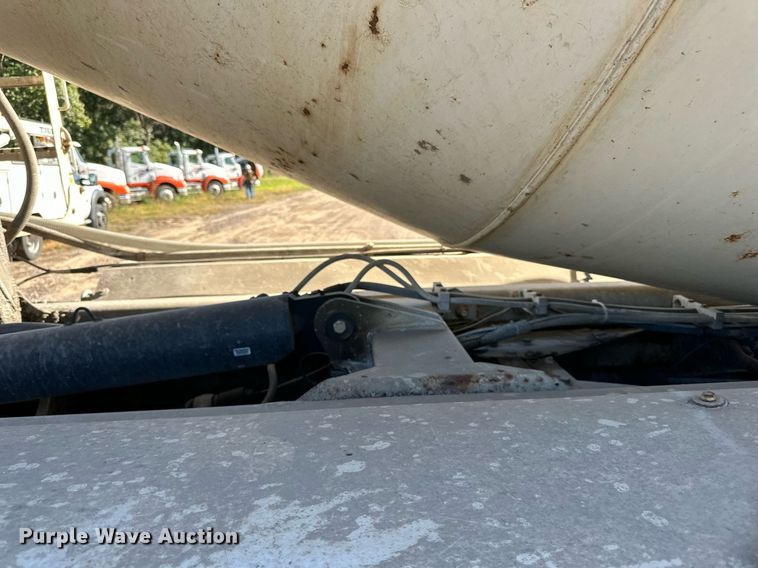 image for item DN0773 2000 International  5500i ready mix truck