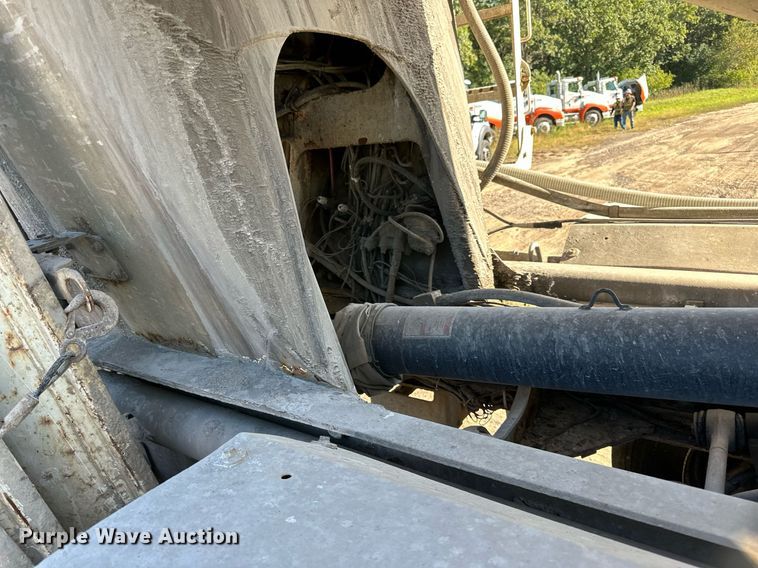 image for item DN0773 2000 International  5500i ready mix truck