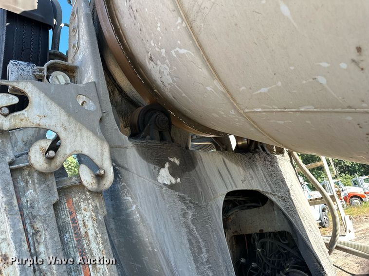 image for item DN0773 2000 International  5500i ready mix truck