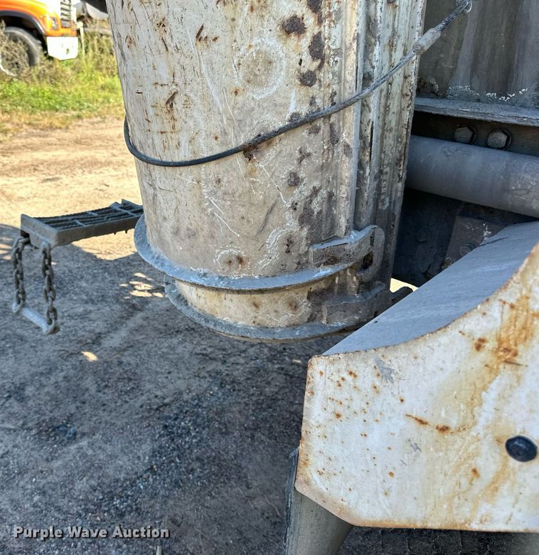 image for item DN0773 2000 International  5500i ready mix truck