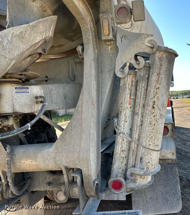 image for item DN0773 2000 International  5500i ready mix truck