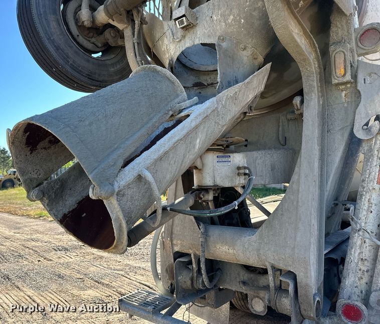 image for item DN0773 2000 International  5500i ready mix truck