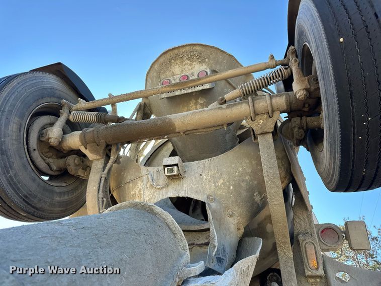 image for item DN0773 2000 International  5500i ready mix truck