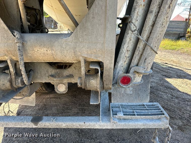 image for item DN0773 2000 International  5500i ready mix truck