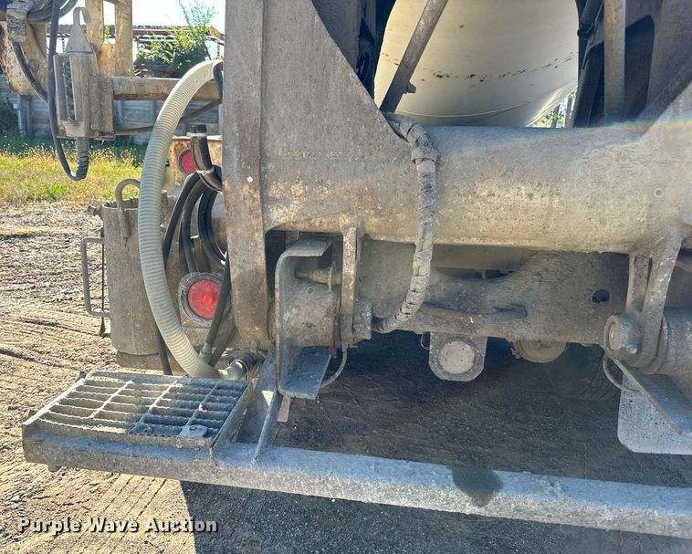 image for item DN0773 2000 International  5500i ready mix truck