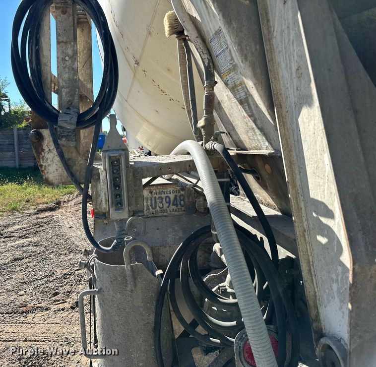 image for item DN0773 2000 International  5500i ready mix truck