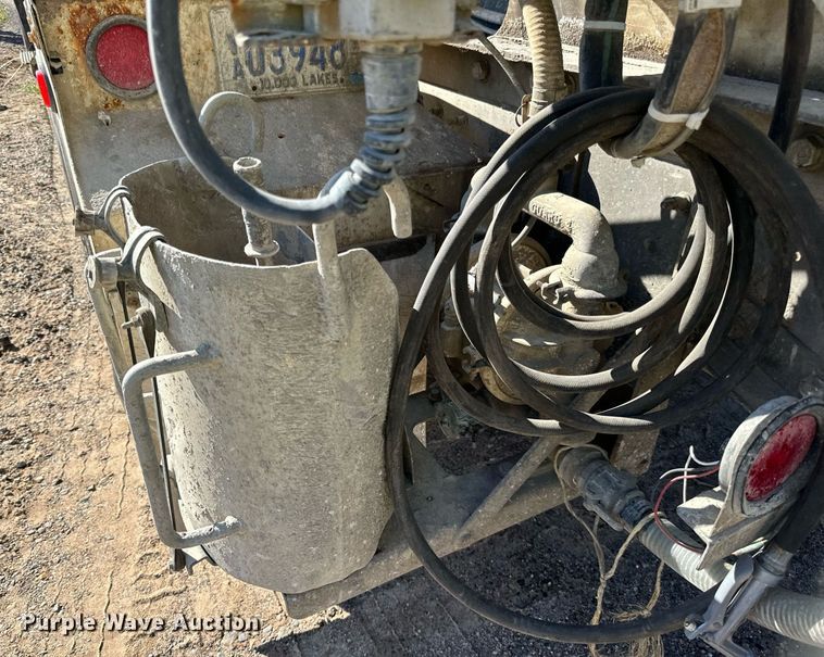 image for item DN0773 2000 International  5500i ready mix truck