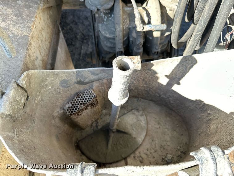 image for item DN0773 2000 International  5500i ready mix truck