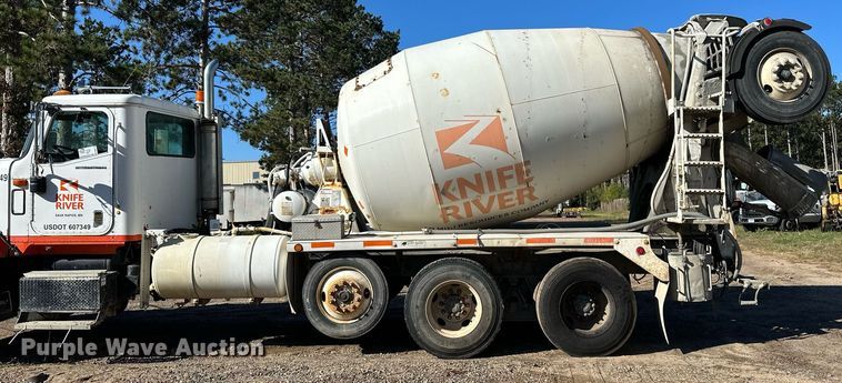 image for item DN0773 2000 International  5500i ready mix truck