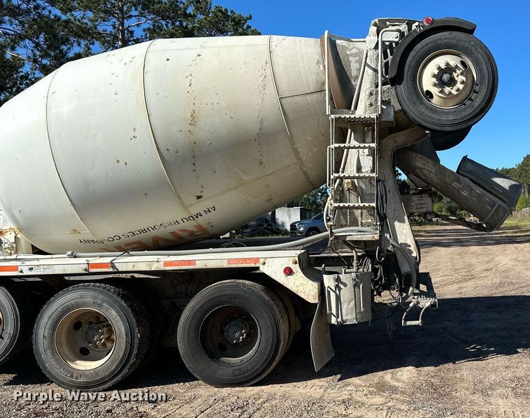 image for item DN0773 2000 International  5500i ready mix truck