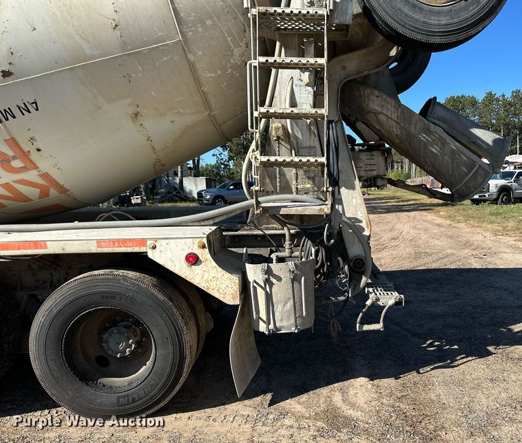 image for item DN0773 2000 International  5500i ready mix truck