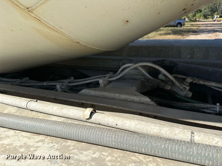 image for item DN0773 2000 International  5500i ready mix truck