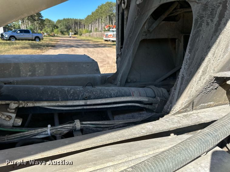 image for item DN0773 2000 International  5500i ready mix truck