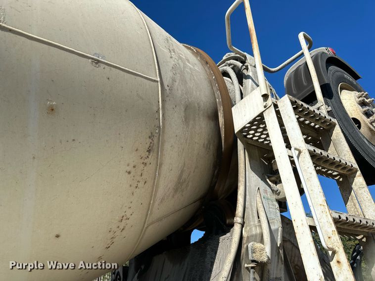 image for item DN0773 2000 International  5500i ready mix truck