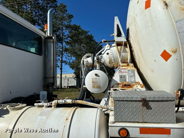 image for item DN0773 2000 International  5500i ready mix truck