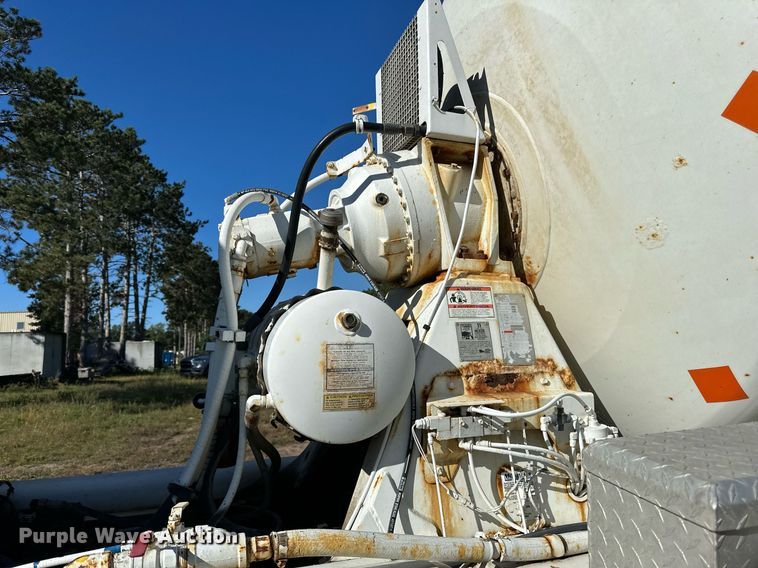 image for item DN0773 2000 International  5500i ready mix truck