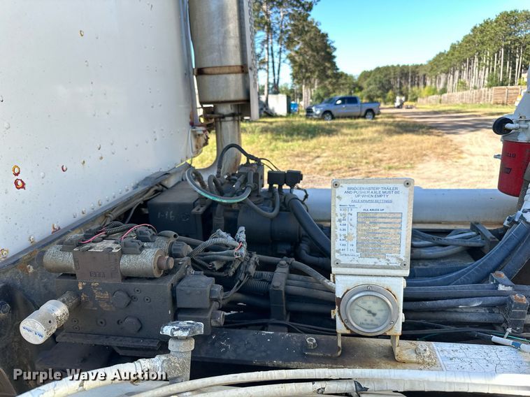 image for item DN0773 2000 International  5500i ready mix truck