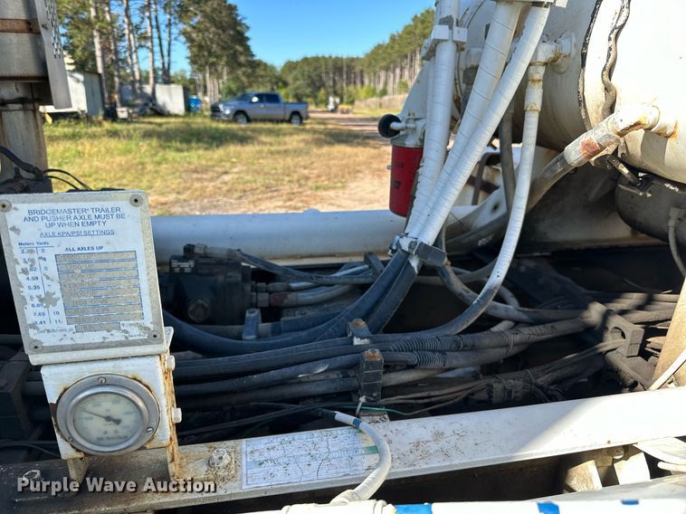 image for item DN0773 2000 International  5500i ready mix truck