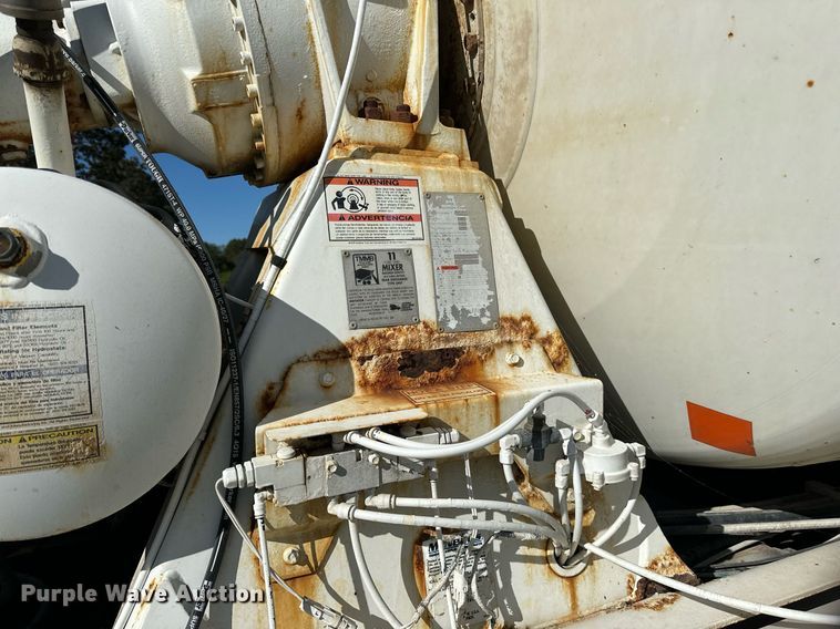 image for item DN0773 2000 International  5500i ready mix truck