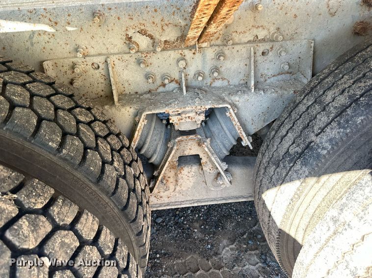 image for item DN0773 2000 International  5500i ready mix truck